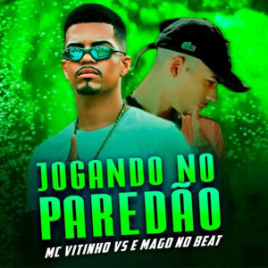 ดาวน์โหลดและฟังเพลง Jogando no Paredão พร้อมเนื้อเพลงจาก Mc Vitinho Vs