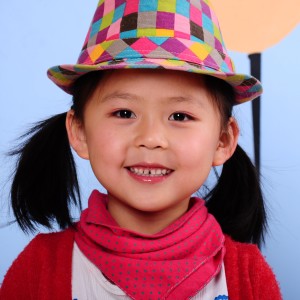 Listen to 亲子电话 (完整版) song with lyrics from 李知遥