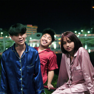 Listen to ฉันยังเหมือนเดิม song with lyrics from Sakarin