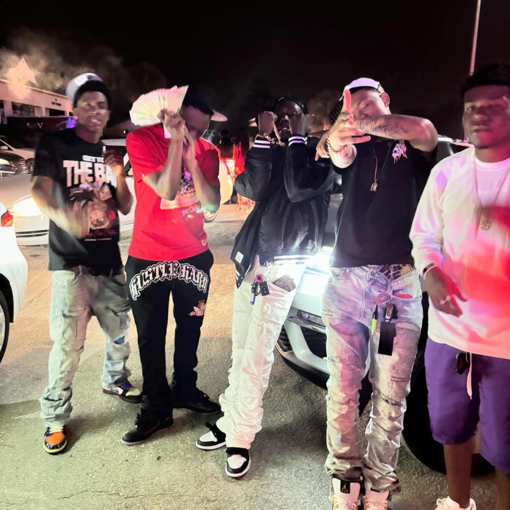 BEAT DOWN THAT ROAD (feat. La Dooda) (Explicit)