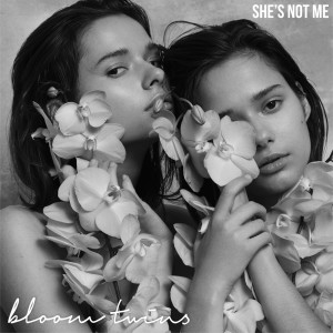 ดาวน์โหลดและฟังเพลง She's Not Me (Original) พร้อมเนื้อเพลงจาก Bloom Twins