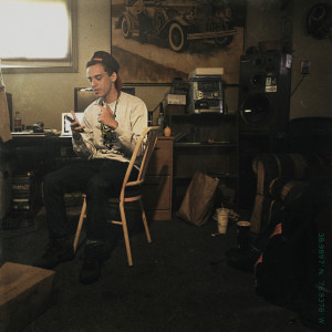 ดาวน์โหลดและฟังเพลง Wake Up (feat. Lucy Rose) (Explicit) พร้อมเนื้อเพลงจาก Logic
