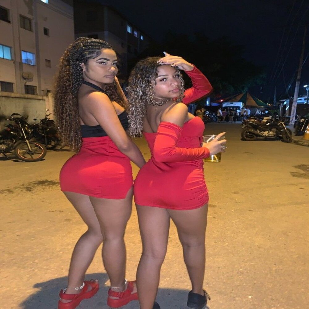 ela chama as amiguinhas (Explicit)