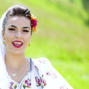 Dengarkan lagu Haida,Haida de Craciun nyanyian Andreea Ciupe dengan lirik