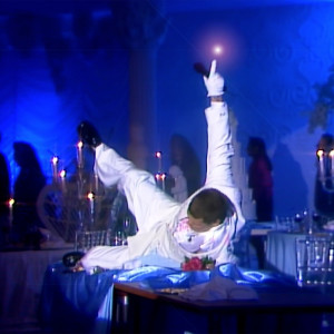 ดาวน์โหลดและฟังเพลง Blue Light พร้อมเนื้อเพลงจาก jonatan leandoer96