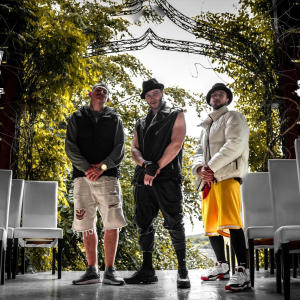 ดาวน์โหลดและฟังเพลง Strigator la cer (feat. Dodut) (Explicit) พร้อมเนื้อเพลงจาก Tienti Twinsconnection