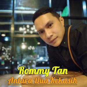 Dengarkan Antara Dua Kekasih lagu dari Rommy Tan dengan lirik