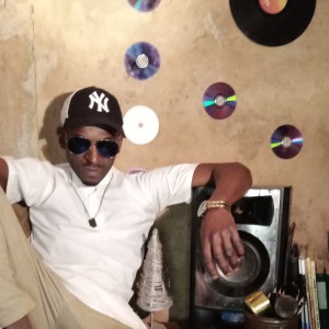 收聽Kamahumba的iyadliwa imali (feat. musaro, scruja, scott & erica b)歌詞歌曲