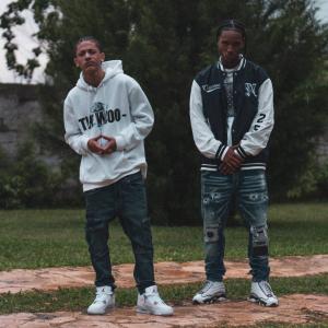 ดาวน์โหลดและฟังเพลง DESORDEN (Explicit) พร้อมเนื้อเพลงจาก TT & JHONNY