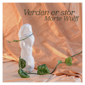 Listen to Verden er stor song with lyrics from Marte Wulff