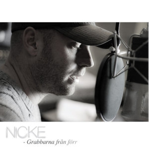 收聽Nicke的Grabbarna från förr歌詞歌曲