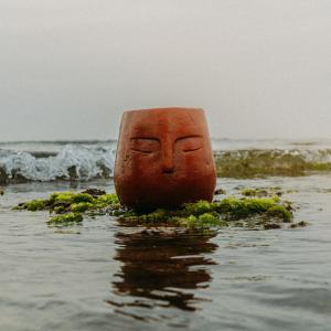 ดาวน์โหลดและฟังเพลง Riuh Renjana พร้อมเนื้อเพลงจาก Ghaitsa Kenang