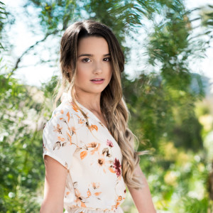 Dengarkan Fly lagu dari Annie LeBlanc dengan lirik