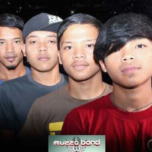 Listen to Rinduku Rindumu song with lyrics from Muzza band