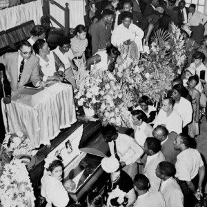Dengarkan lagu All for One nyanyian Smokey Sims dengan lirik