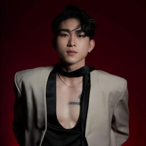 Dengarkan lagu Áo Ấm Yêu Thương nyanyian Ran dengan lirik