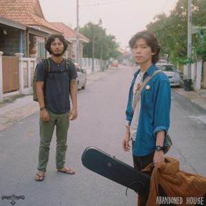 ดาวน์โหลดและฟังเพลง ฤดูฝัน พร้อมเนื้อเพลงจาก Abandoned House