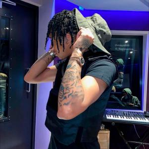 Listen to O Amor é Assim Drill (feat. HMB & Carminho) (Explicit) song with lyrics from Skayo