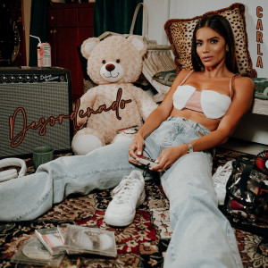 Listen to Desordenado song with lyrics from Carla