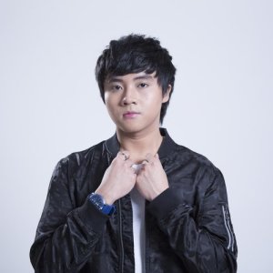 收聽Indra Jaylani的Aku Tetap Menunggu歌詞歌曲
