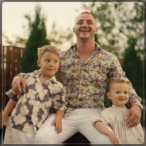 Listen to Când Ai Băieți Ai O Bază song with lyrics from Ionut Chis