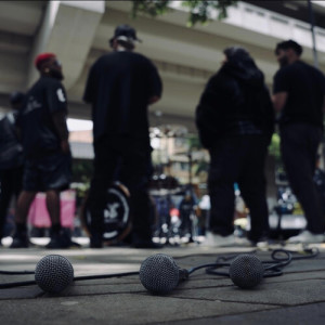 Listen to YO SIGO AQUI (Explicit) song with lyrics from Gvng Boyz Music