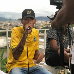 收聽Mc Godô的Menina歌詞歌曲