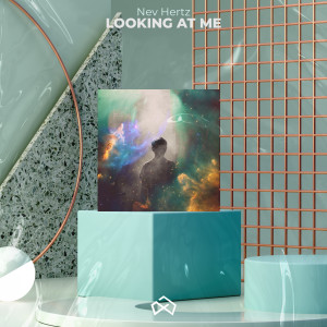 ดาวน์โหลดและฟังเพลง Looking at Me พร้อมเนื้อเพลงจาก Nev Hertz