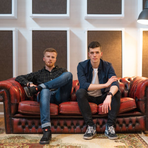 Dengarkan Love Never Felt So Good lagu dari Rhodes Brothers dengan lirik