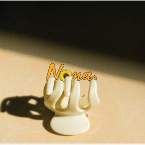 ดาวน์โหลดและฟังเพลง Nona พร้อมเนื้อเพลงจาก Radhea Tri