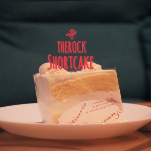 Dengarkan Short cake lagu dari The Rock dengan lirik