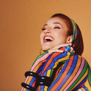 Listen to Bi' Farkın Var song with lyrics from Güliz Ayla