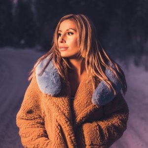 收聽Chloé Gisele的Lights on Us歌詞歌曲