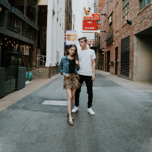 ดาวน์โหลดและฟังเพลง Señorita พร้อมเนื้อเพลงจาก Juna N Joey
