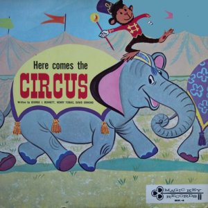 ดาวน์โหลดและฟังเพลง Here Comes the Circus พร้อมเนื้อเพลงจาก Magic Key Singers