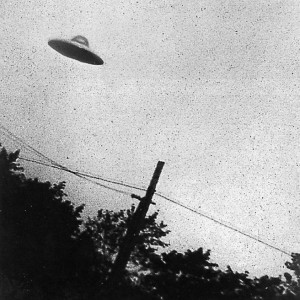 ดาวน์โหลดและฟังเพลง i saw a flying saucer พร้อมเนื้อเพลงจาก Bluey