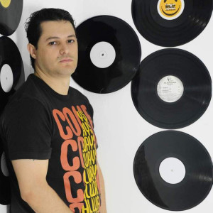 ดาวน์โหลดและฟังเพลง Materia พร้อมเนื้อเพลงจาก Alex Dias