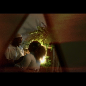 ดาวน์โหลดและฟังเพลง Ela Mal Disfarça พร้อมเนื้อเพลงจาก Junaga