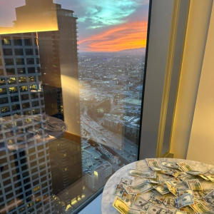 收聽Peso Edison的Everybody (Explicit)歌詞歌曲