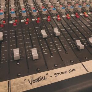 ดาวน์โหลดและฟังเพลง Stuck On You (feat. Karl Frierson) (Live in Studio|Explicit) พร้อมเนื้อเพลงจาก Voowill