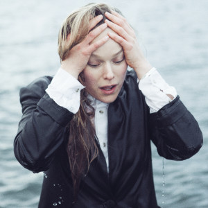 ดาวน์โหลดและฟังเพลง Invite พร้อมเนื้อเพลงจาก Lisa Bregneager