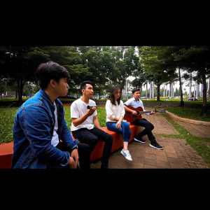 Dengarkan Firasat lagu dari The Lite dengan lirik