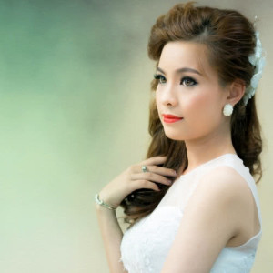 ดาวน์โหลดและฟังเพลง Hai Câu Hỏi พร้อมเนื้อเพลงจาก Lyna Thùy Linh