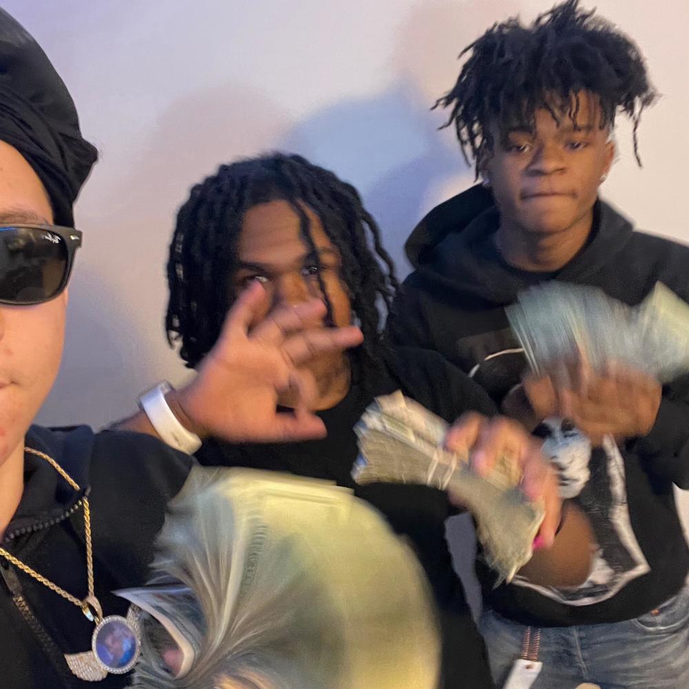 Purples Bulging (feat. RoadRunnerTy) (Explicit)