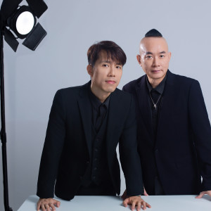 Dengarkan 亲密好友 lagu dari 陈伟成 dengan lirik