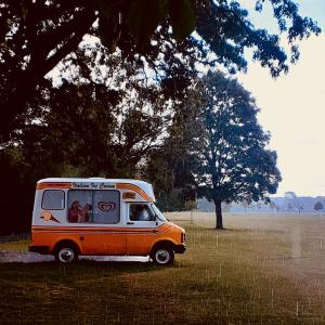 收聽Cholly的MAD歌詞歌曲