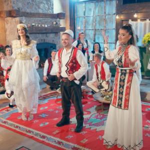 收聽Polifonia的Ma ka lujt djali kapuqin (feat. Ardiana Dili, Fatmir Hoxha & Egzona Salaj)歌詞歌曲