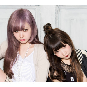 ดาวน์โหลดและฟังเพลง TWINKLE พร้อมเนื้อเพลงจาก AMOYAMO