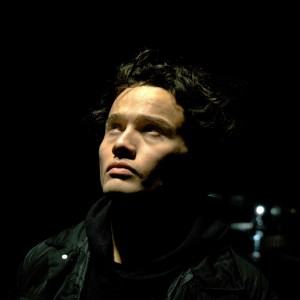 收听Isaias的Undefeated歌词歌曲