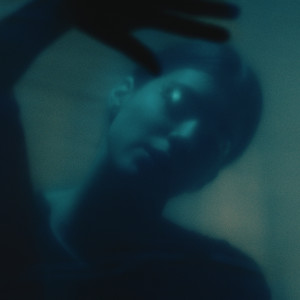 Dengarkan Golden Cracks lagu dari Greta Zuccoli dengan lirik